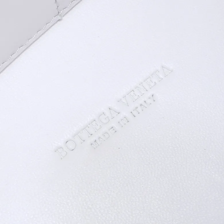The 2023 new Andiamo batch of 2260 BV has been shipped‼ ️Really popular🔥The new Andiamo woven handbag launched by Bottega Veneta this season is really popular all over the world! ! Celebrities at home and abroad have worn it, and Oscar-winning actress Michelle Yeoh has taken it out on the street. Song Jia, Trai Yara, Yu Feihong, Sanji Ayaka, Rosie Hunting-Whiteley, Yoshioka Riho, etc. have all picked up this bag. It is classic and versatile, showing off its temperament, and the bag capacity is also large, which is very convenient for daily commuting! ! A variety of carrying methods, the shoulder straps can be adjusted by yourself, the original lambskin feels soft and delicate, and the unisex style breaks gender boundaries and brings a more practical and longer-lasting use experience. Andiamo, which has both elegant and casual styles, perfectly interprets the true appearance of "fashionable old money style". Style number: 8463 Size: 32*24*12